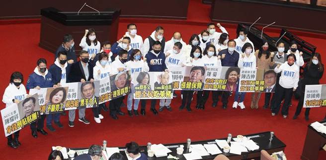 立法院临时会29日处理110年度中央政府总预算案，初估朝野仍有127案预算删减、冻结与决议案无共识，朝野立委展开表决大战，总预算案通过后，国民党立委在议场内手持蔡英文总统与苏内阁成员图像的标语表达抗议。（张铠乙摄）
