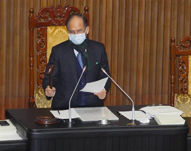 立法院临时会29日处理110年度中央政府总预算案，初估朝野仍有127案预算删减、冻结与决议案无共识，朝野立委展开表决大战，最后由院长游锡堃（如图）敲槌通过。（张铠乙摄）