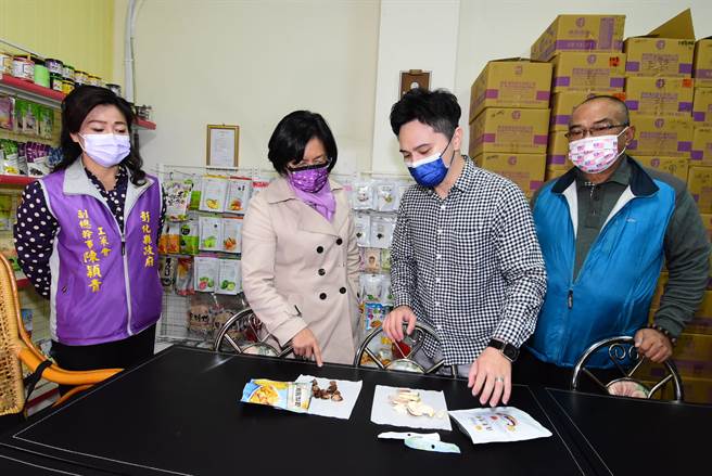 彰化县长王惠美（左二）前往泰泉食品厂参访，总经理吴福泉（右起）、副总杨依隆展示自家品牌与代工生产的各式风味果乾。（谢琼云摄）