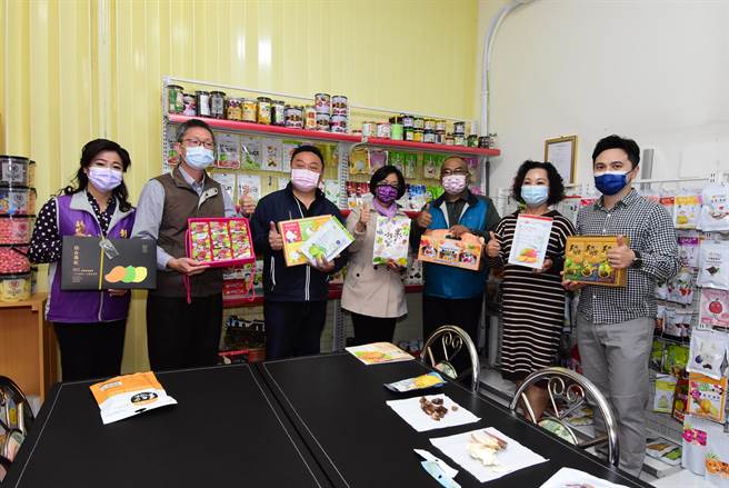 泰泉食品厂只是一家小型食品厂，在总经理吴福泉（右三）、副总经理杨依隆（右一）和吴佳珍（右二）3人力图转型下，代工并自创品牌生产各式水果乾，抢下台湾包装果乾市占率第一；让前往参访的彰化县长王惠美（右三）、员林市长游振雄（左三）大讚实在了不起。（谢琼云摄）
