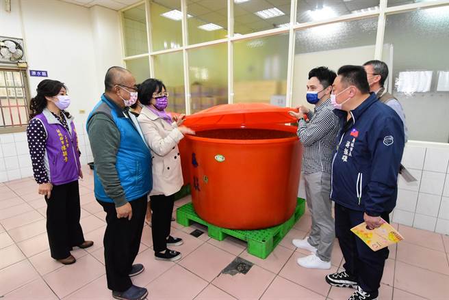 员林市崙雅巷内的泰泉食品厂，从小型蜜饯代工厂，转型成为代工、自有品牌生产风味果乾，诉求低盐、低糖且无添加，成功进军外销欧洲，还拿下有食品界米其林的国际绝佳风味一星奖章，一路红回台湾，一举抢下台湾包装果乾的七成市占率。（谢琼云摄）