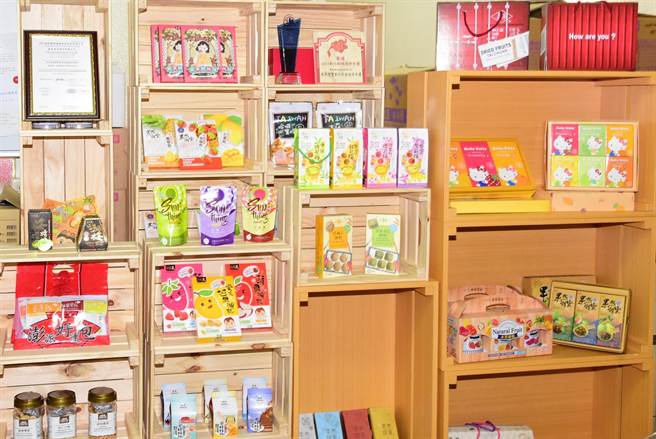 泰泉食品厂小兵立大功，为升恒昌、家乐福等品牌代工，自有品牌也在宝雅、屈臣氏和大润发等通路上架贩售，各种风味果乾，从草莓、番茄、苹果，到芒果、橘子，琳琅满目，成为最佳零嘴伴手礼。（谢琼云摄）