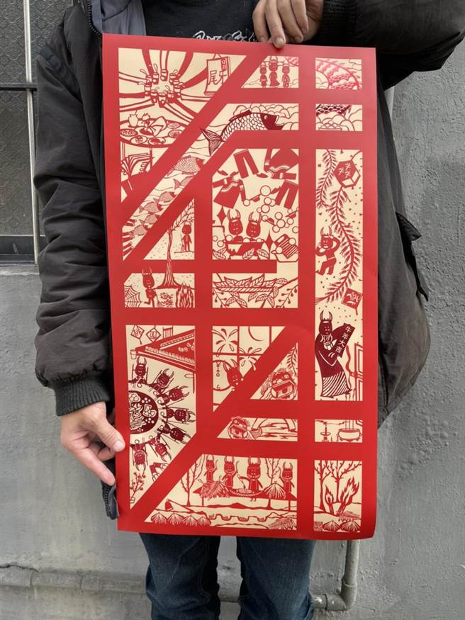 桃园市政府新款纸雕春联评价两极，不少长辈直言远望像是金纸、符咒，小牛图样像极地狱使者「牛头」，实在不太吉利。（翻摄照片／黄婉婷桃园传真）