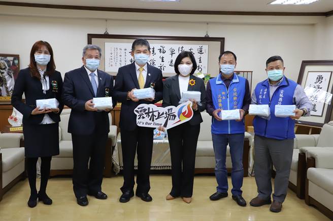 新北市雲林同鄉會理事長林進忠（左三）代表捐贈口罩，縣長張麗善（右三）代表接受。（周麗蘭攝）