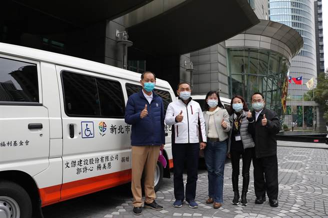 新北市警察之友會理事長郭進源（左1）以母親和太太及公司名義，捐出2輛復康巴士 ，由侯友宜市長（左2）代表受贈 ，左3起為市政顧問李麗圳、交通局副局長林麗珠、社會局副局長林昭文。（許哲瑗攝）