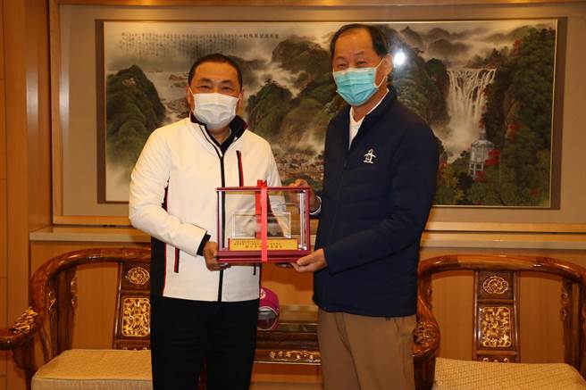 侯友宜回贈復康巴士模型給郭進源（右）。（許哲瑗攝）