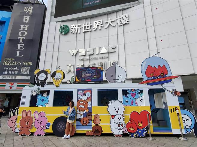 宇宙明星BT21跟親朋好友們將各地城市風景帶到西門商圈了，想要與你分享如何在旅行當中找樂趣，發揚他們將愛傳播到全宇宙的夢想！趕快加緊腳步跟上宇宙明星B21，帶著相機和家人朋友們來「西門PLAY樂購」。（吳康瑋攝）