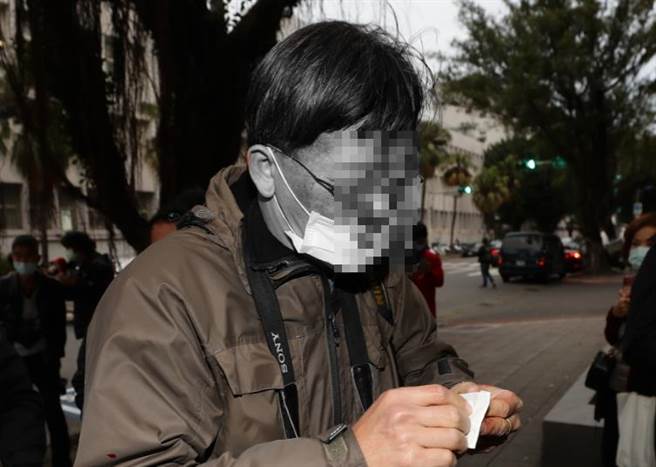 苏震清在大批媒体包围下步出地院上车离开，由于现场推挤严重，一名摄影记者头部受伤满脸鲜血。（季志翔摄）