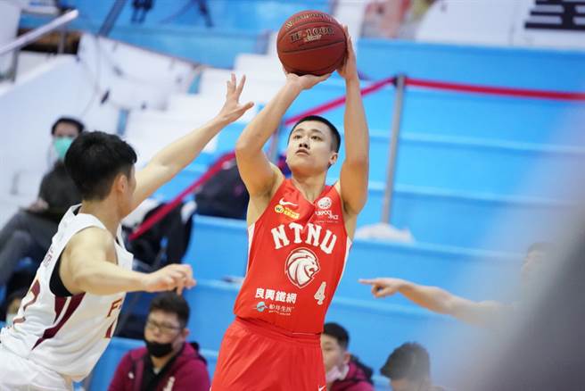 台师后卫陈又玮29日完成生涯首次绝杀，也让对手辅大提前晋级美梦破灭。(大专体总提供)