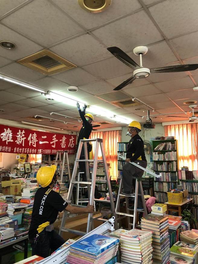 （灿坤赞助嘉义民雄的薪传书店明亮一整年。图／灿坤提供）