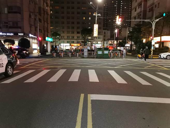 汐止连兴街女骑士擦撞自小客车送医。（王扬杰翻摄）