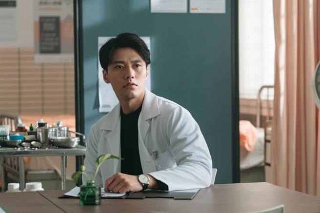 张睿家客串演出神秘校医。（WeTV、结果娱乐提供）