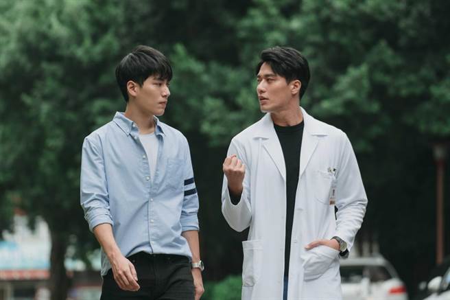 林子闳（左）与校医张睿家的关系暧昧不明。（WeTV、结果娱乐提供）