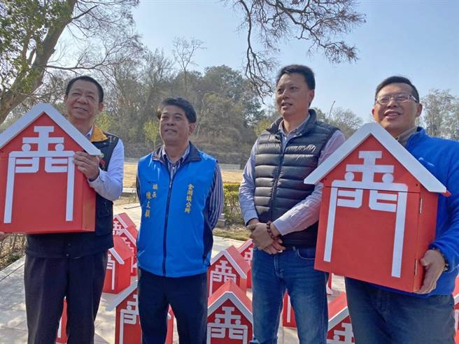 门县林务所结合热心志工合力拼凑100座复刻「缩小版」的公益电话亭，敲定农历大年初一到初三（2月12-14日）在林务所小木屋前广场摆摊，只要捐赠家扶中心3000元，即可换赠1座电话亭。（李金生摄）