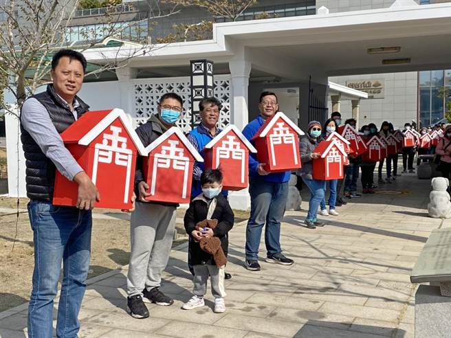 复刻版公益电话亭选在纪念园区首度公开亮相，期待藉此传递照顾弱势的爱心和温暖力量。（李金生摄）