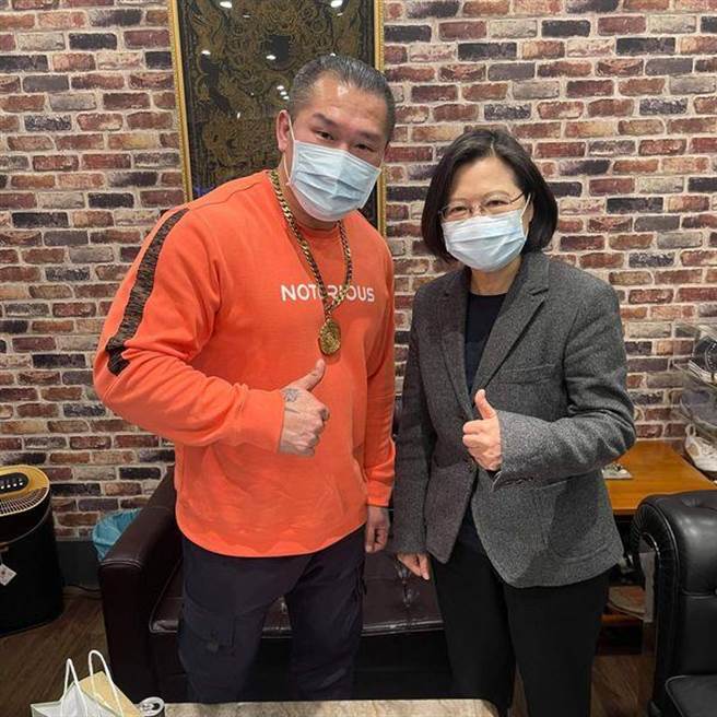 网红馆长陈之汉，去年8月中枪后，仍在復健中，29日晚间他在脸书PO出与蔡英文总统合照表示，「感谢总统来探望阿馆的身体」。（摘自馆长脸书）