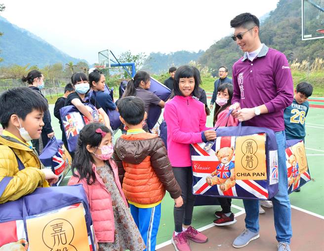 嘉磐慈善基金会传爱到松鹤部落博爱国小。（卢金足传真）