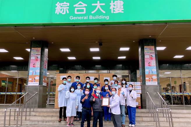 永丰余投控携手旗下永丰实等集团公司力挺部立桃园医院医护人员，宣布捐赠橘子工坊洗净病毒洗衣精1002瓶、橘子工坊洗手慕斯1008瓶、橘子工坊制菌灵清洁喷雾2016瓶、五月花厚棒厨房纸巾4800卷等清洁用品，共同守护医护及其家人健康。（永丰余提供）