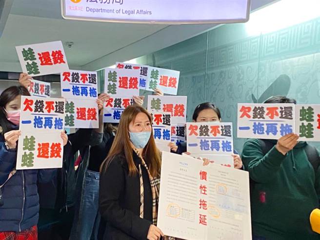 蛙蛙文创口罩收钱不出货 被害民眾泪求退款 公司代表承诺协调。（吴康玮摄）