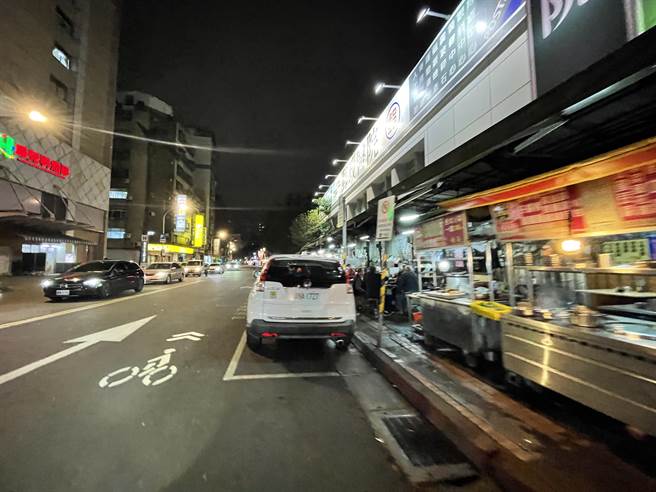 北市南昌路夜市画设夜间禁停车格 市场处：兼顾民眾停车需求及摊贩生意。（吴康玮摄）