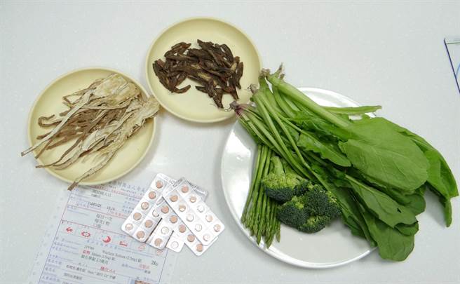 除夕围炉必吃「长年菜」，长期有心血管疾病且正在服用抗凝血剂香豆素(Warfarin)者，千万别过量。（奇美医学中心提供／曹婷婷台南传真）