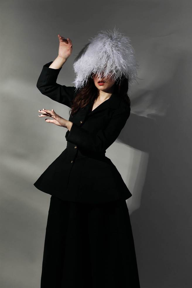 ?te 坏特戴着白色帽子笑说：可以看到你们欸，想戴着上台表演。（摄影 石智中 髮妆平平）