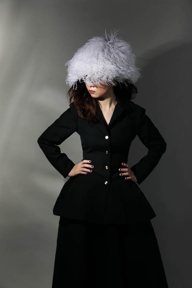 ?te 坏特着LOEWE黑色洋装、白色羽毛帽展现时尚态度。（摄影 石智中 髮妆 平平）