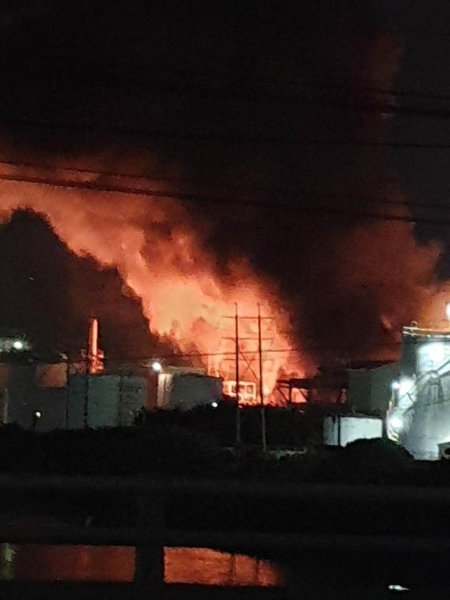 林園工業區聯成化工晚間8時許火警。（翻攝照片／曹明正高雄傳真）