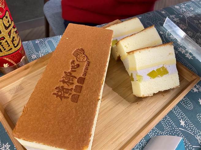 去年首度以「槟榔心芋布蕾」拿下台中十大伴手礼首奖的台中网美餐厅DAY BY DAY，推出网购代送蛋糕，让消费者年节免出门也能走春送礼。（冯惠宜摄）