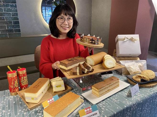 欢庆荣获台中市十大伴手礼首奖，DAY BY DAY推出春节限定优惠，帮消费者把年节蛋糕送到亲友家，即日起至2月28止，连续31天，包括槟榔心芋布蕾、北海道生乳卷、莫札特和贝多芬等四款长条蛋糕，任选买三送一。（冯惠宜摄）