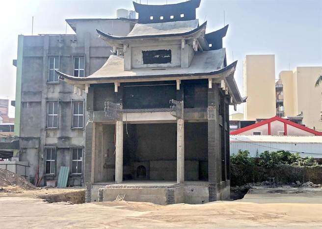 屏东县潮州福安宫上月15日举行「千人迁庙仪式」，经过1个半月的工程，庙体终于完成安座，下周将拆除工地围篱还地于路。（潘建志摄）