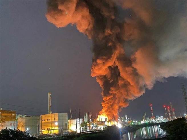 上巿公司聯成化科林園廠29日晚間8時29分傳出火警，現場火勢猛烈，黑煙密布、高巿消防隊出動大批人車前往灌救，現場為可燃燒的塑化劑鄰苯二甲酸酐，約300平方公尺廠房受波及，雖無人受傷，但高巿府環保局現場稽查後，依《空汙法》32條，開罰500萬元。（圖／翻攝自臉書林園人）