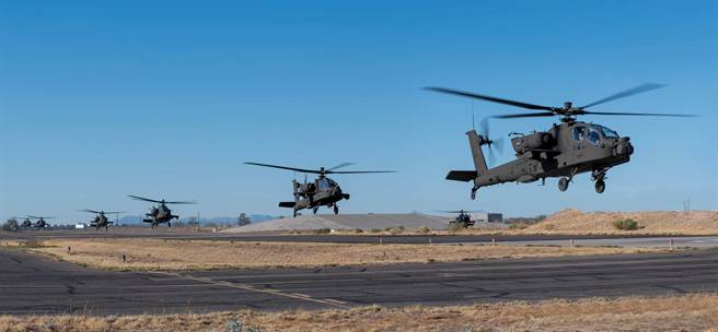 V6版阿帕契直升机驶离亚利桑那州梅萨基地，部署至路易-麦科得联合基地。(图/取自第229航空团第一攻击侦察营脸书)