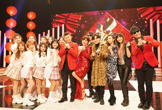 澎恰恰、王彩桦搭檔主持新春特别节目。(AMM亚洲心动娱乐提供)