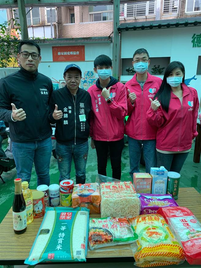 愛心圍爐因疫情取消 議員張秉鈞改發組合年菜助弱勢過寒冬。（張秉鈞提供／吳康瑋基隆傳真）