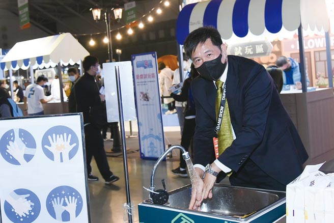 台北市电脑公会理事长彭双浪带头洗手落实防疫。图／电脑公会提供