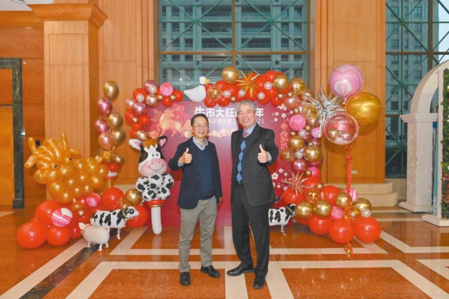 新業建設名譽董事長穆椿松（右）、董事長卓勝隆開心表示，2020年是新業建設豐收的一年。圖／新業提供