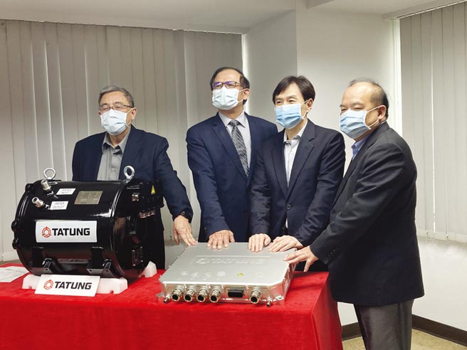 大同第一套国产电动巴士动力系统，举行成果发表会，大同总经理锺依文（右二）、执行副总戴丰树（左一）出席。图／郭及天