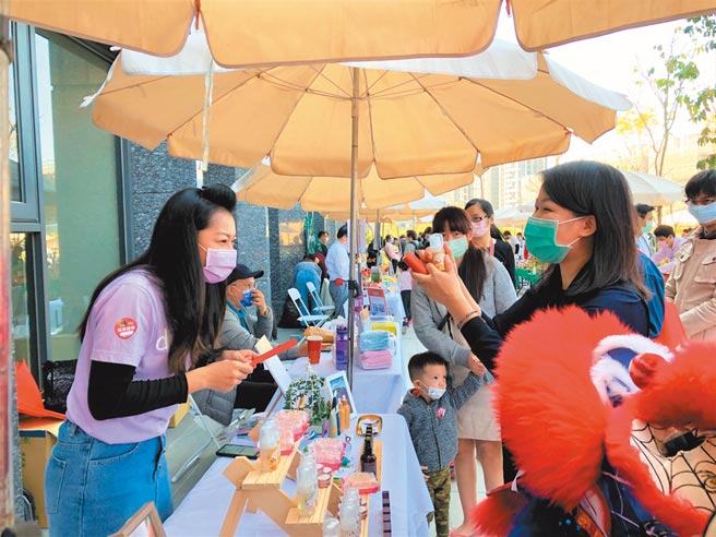 欢庆「总太2020」新春入厝潮，总太地产日前在社区前广场举办新春採购市集活动，邀请各社区头家摆设年货大街，两天共匯聚60多家摊商共襄盛举，还有舞狮秀、财神发红包等精彩活动及多重好礼抽奖，让住户及邻里提前感受热闹应景的过年氛围。图／业者提供