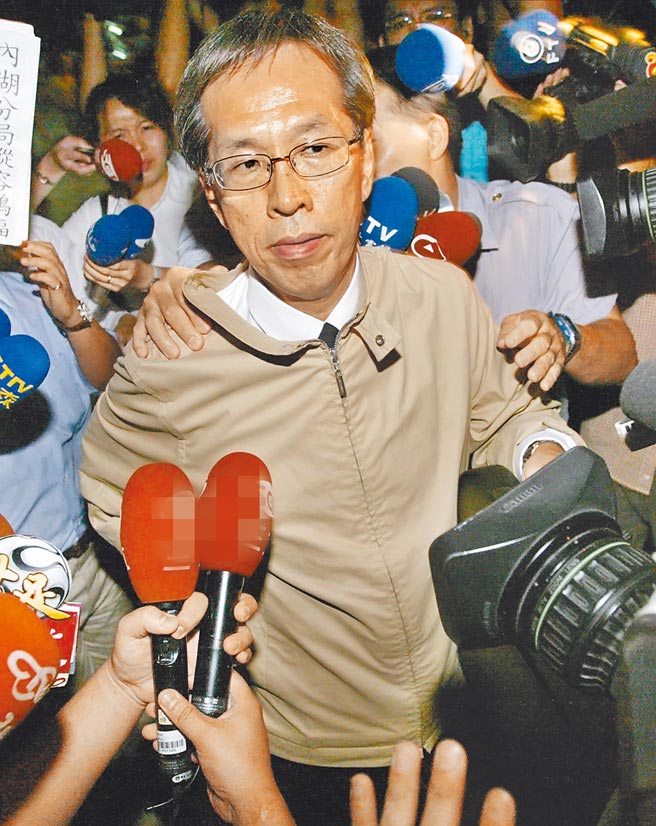 因涉及国务机要费洗钱案逃亡海外的前新光医院副院长黄芳彦，传出在美国身亡。图为当年他接受检调约谈的画面。（本报资料照片）