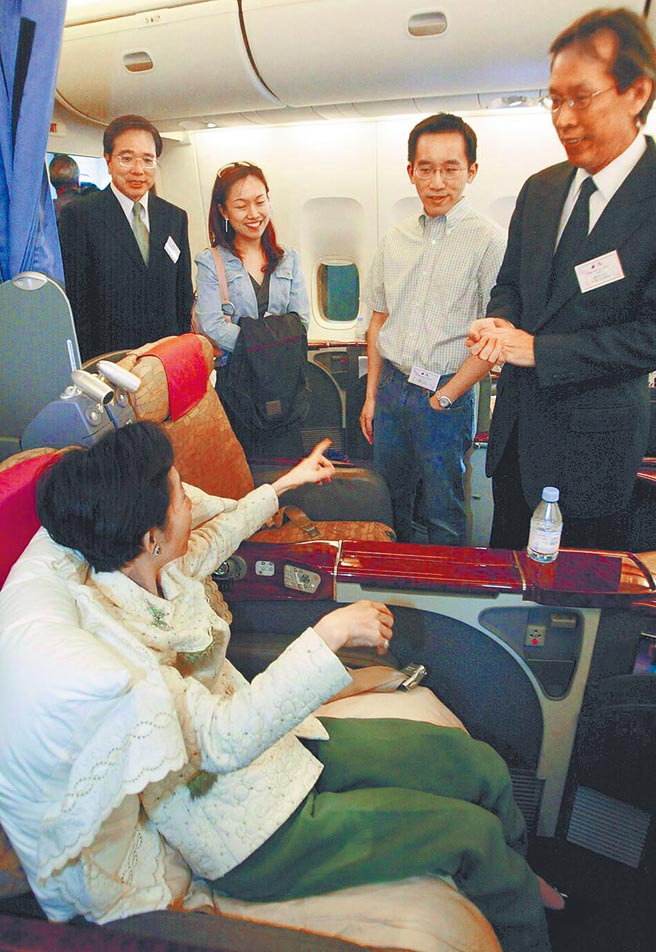 黃芳彥（右）與第一家庭關係密切，圖為2005年黃芳彥陪同吳淑珍（左）前往舊金山。（中央社資料照片）