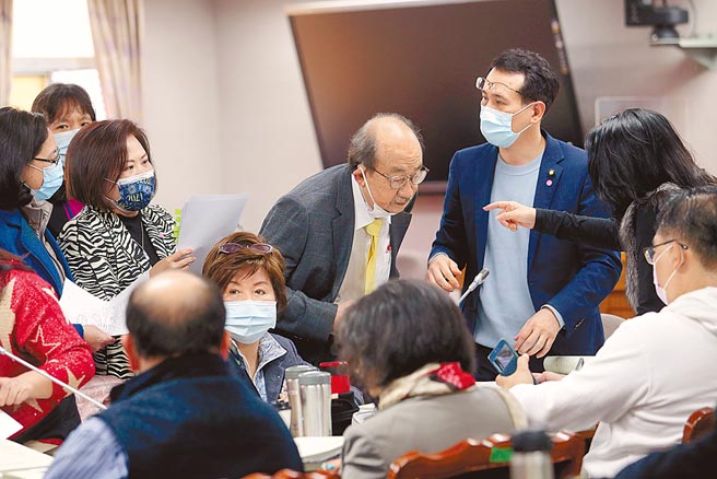 立法院28日针对「110年度中央政府总预算案」进行朝野协商，民进党团总召柯建铭（中）、干事长郑运鹏（右二）、民眾党团总召赖香伶（左一）与劳动部长许铭春（左二）会商讨论相关事宜。（黄世麒摄）