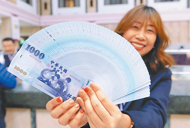 苏揆昨拍板调度714亿元予地方，全国公务员2月2日可领到薪资及年终奖金。（本报资料照片）