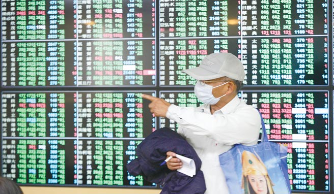 台股28日开低之后欲振乏力，包括外资、寿险等市场大咖卖压不断，使小散户哀号不已，加权股价指数最低点一度来到15367点，终场虽仍力守15400点，唯仍重挫285.57点，收盘15,415.88点，跌破月线，单日跌幅1.82%，成交3,593.29亿元。（张铠乙摄）