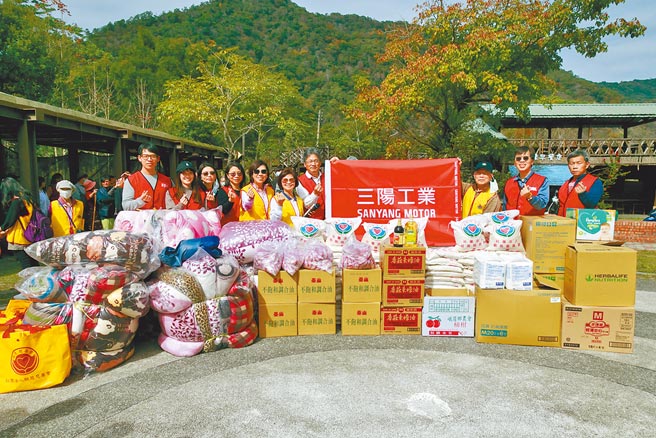 三阳工业与亲慈慈善会举办「寒冬送暖被」公益活动，送爱到苗栗原乡部落。（三阳提供）