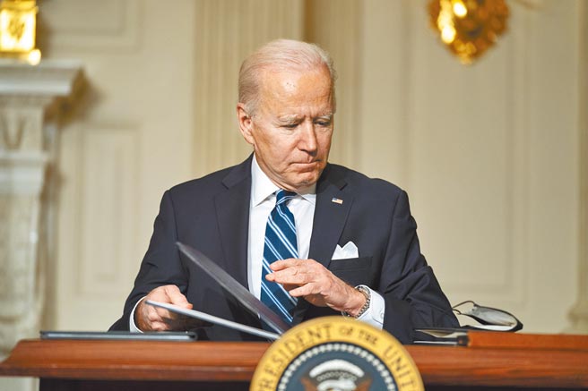 美国总统拜登在白宫签署一系列有关气候变化的行政命令。（美联社）
