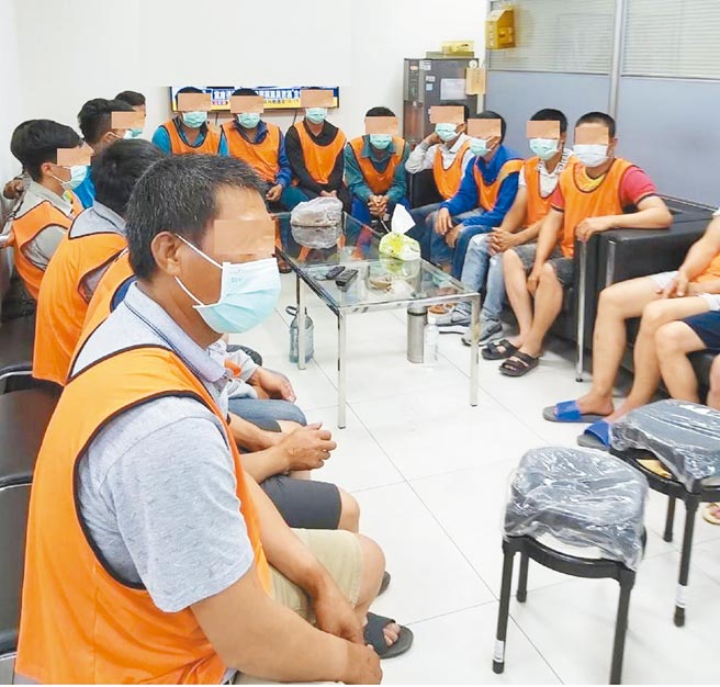 空壳公司非法派遣办案人员查获被害移工营造工地，苛扣移工薪资牟利，检方于工地工务所内查获多名被害外籍移工。（检方提供）