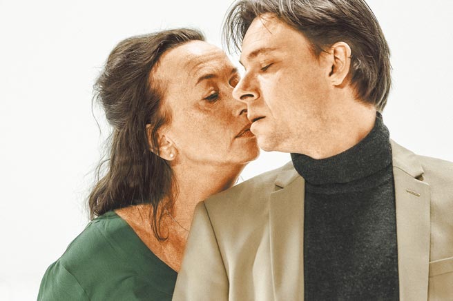 原定3月来台的阿姆斯特丹剧团，现无法来台，改以剧场直播方式，让台湾观眾坐在台湾的剧院，同步欣赏在荷兰现场的表演。图为直播作品《米蒂亚》剧照。（国家两厅院提供）