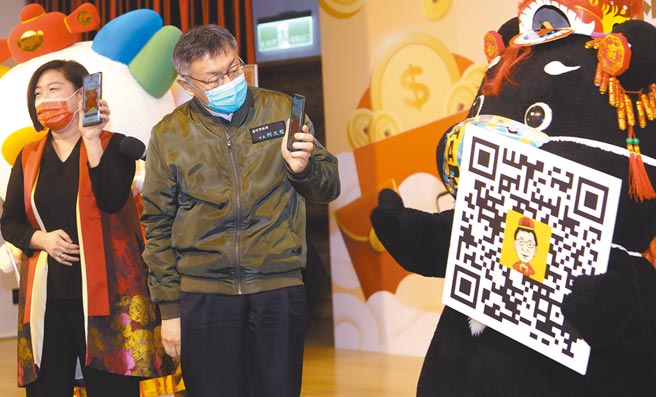 台北市长柯文哲（中）的市长1元红包首度改用「悠游付」线上发送。（季志翔摄）