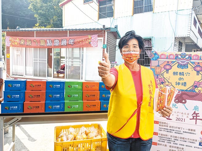 台南市白河区木屐寮南天宫新年举办千岁掷杯大赛，最大奖是一间原木装潢货柜屋，因新冠疫情货柜相当抢手，目前市价约40万元左右。（庄曜聪摄）